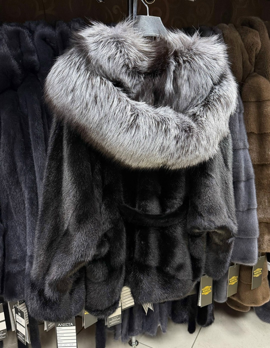 шубка из меха европейской норки с капюшоном из меха чернобурки,шубка из меха европейской норки с капюшоном из меха чернобурой,шуба из меха европейской норки с капюшоном из меха чернобурой лисы,шуба но