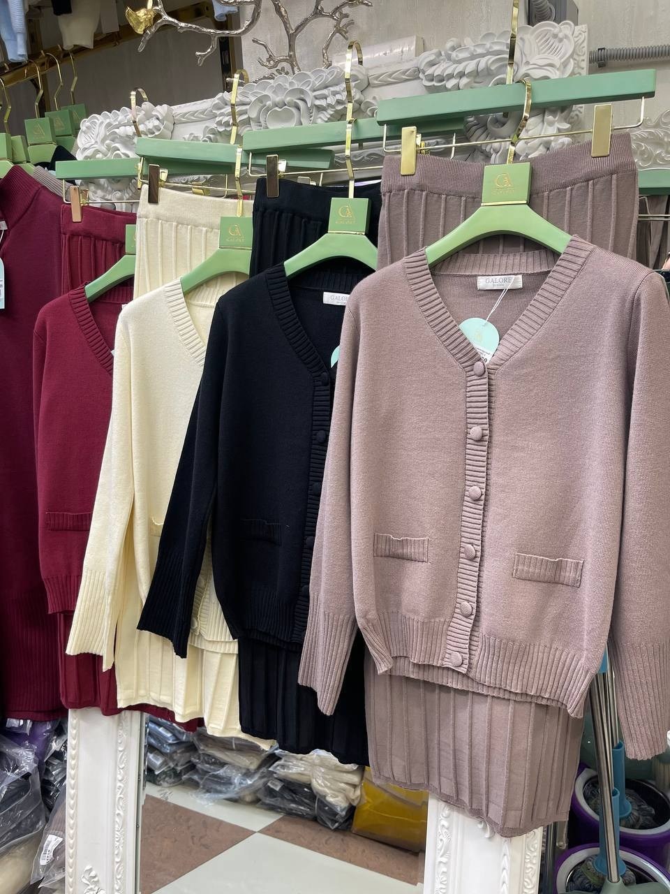 женские костюмы с юбкой,костюм с юбкой,женский стильный молочный костюм комплект кардиган+юбка трикотаж,трикотажный костюм с юбкой,костюм с юбкой и кардиганом galore original 304491992