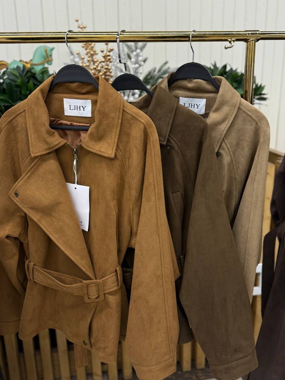 замшевый тренч,замшевая куртка,женский замшевый тренч the row коричневый,izeta коричневое пальто из замши,куртка косуха замшевая коричневая с поясом tadari