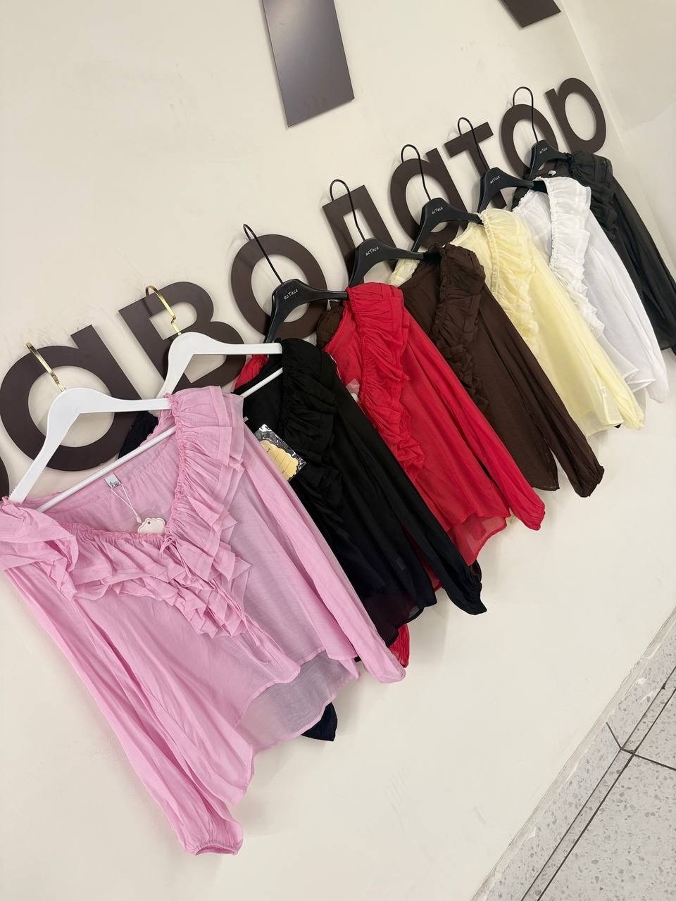 женская прозрачная блузка с v-образным вырезом, длинным рукавом и оборками,блузка с оборками,блузка с воланом,блузка с рюшами,шифоновая блузка с оборками