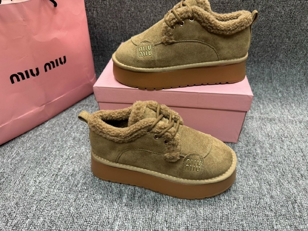 женские зимние замшевые ботинки miu miu с мехом бежевые,зимние замшевые ботинки miu miu,женские зимние замшевые ботинки miu miu с мехом коричневые,женские ботинки miu miu delave на меху,