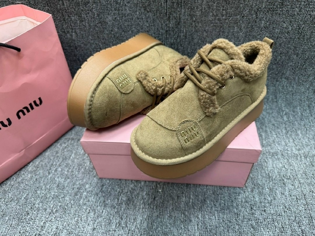 женские зимние замшевые ботинки miu miu с мехом бежевые,зимние замшевые ботинки miu miu,женские зимние замшевые ботинки miu miu с мехом коричневые,женские ботинки miu miu delave на меху,