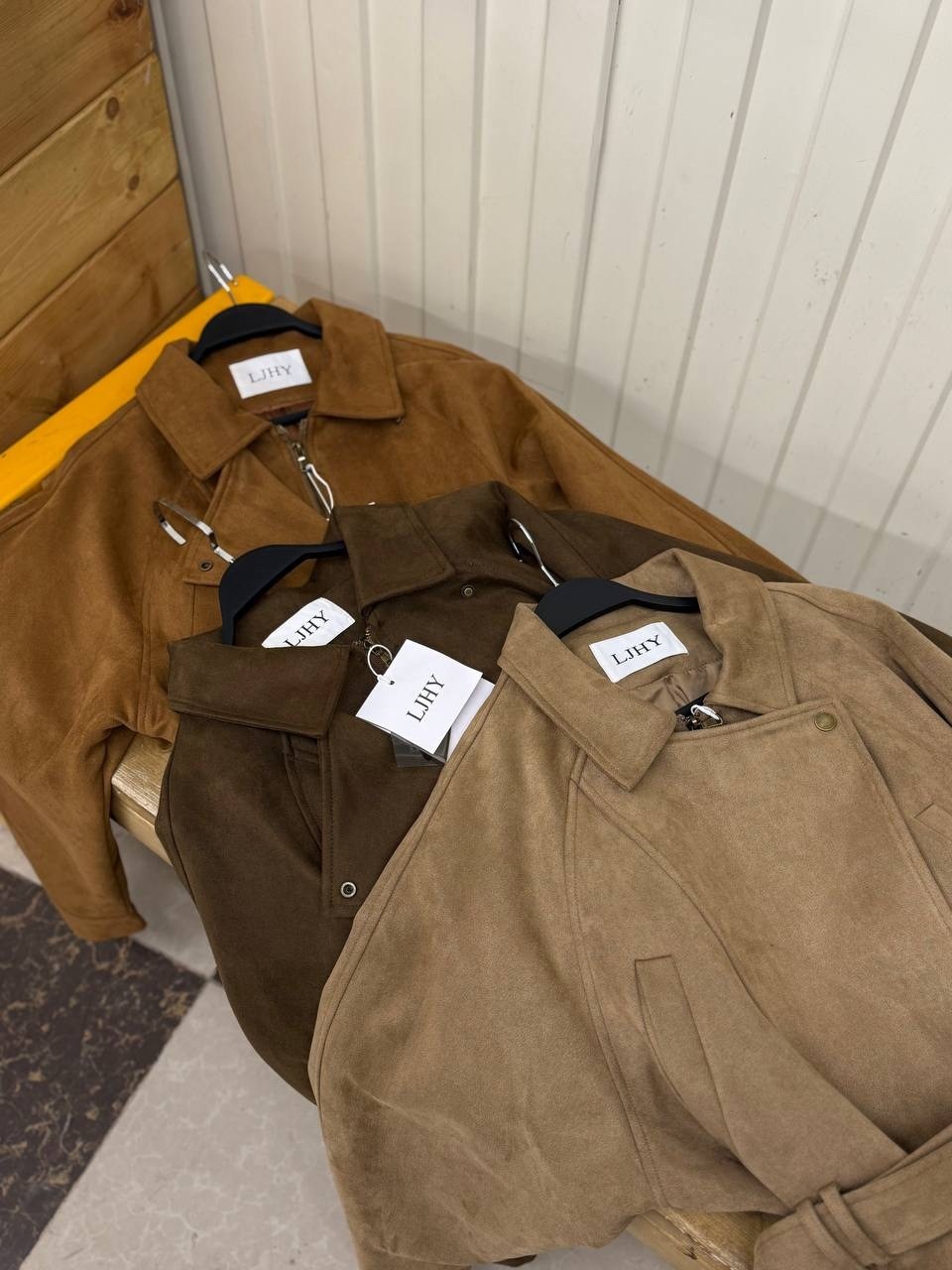 замшевый тренч,замшевая куртка,женский замшевый тренч the row коричневый,izeta коричневое пальто из замши,куртка косуха замшевая коричневая с поясом tadari