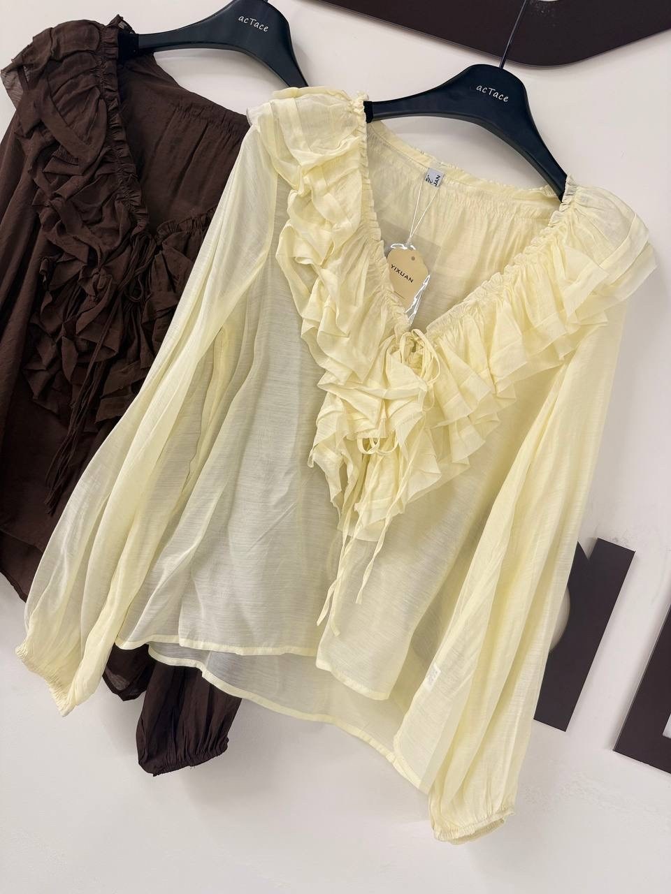 женская прозрачная блузка с v-образным вырезом, длинным рукавом и оборками,блузка с оборками,блузка с воланом,блузка с рюшами,шифоновая блузка с оборками