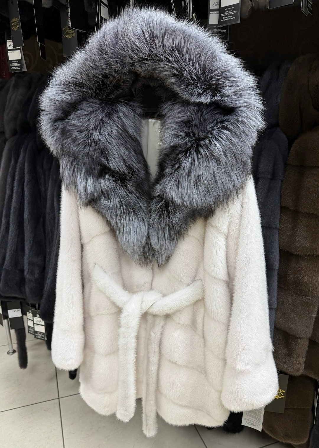 шубка из меха европейской норки с капюшоном из меха песца,шубка из меха европейской норки с капюшоном из меха чернобурки,шуба из меха европейской норки с капюшоном из меха песца под куницу,шубка из ме