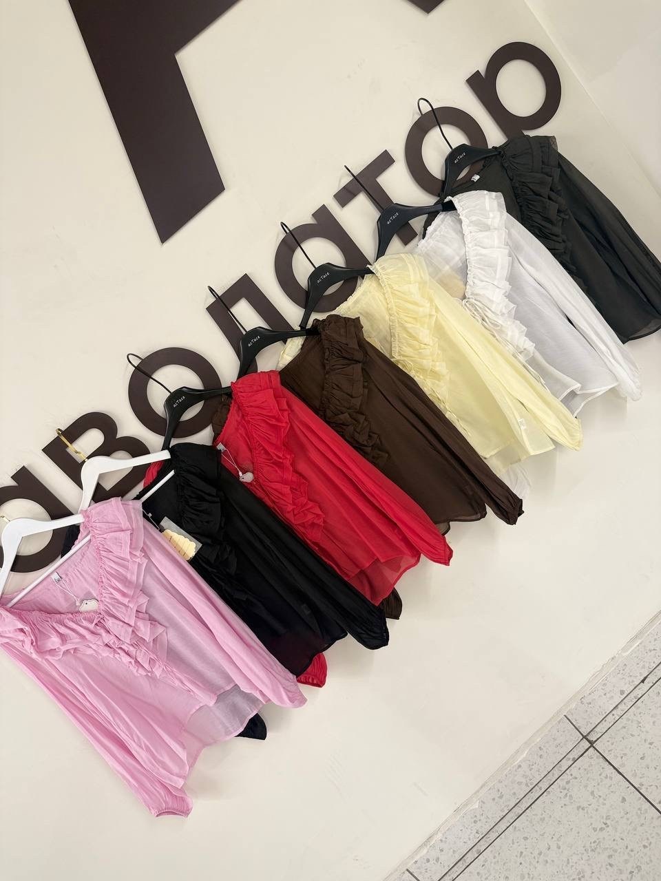 женская прозрачная блузка с v-образным вырезом, длинным рукавом и оборками,блузка с оборками,блузка с воланом,блузка с рюшами,шифоновая блузка с оборками