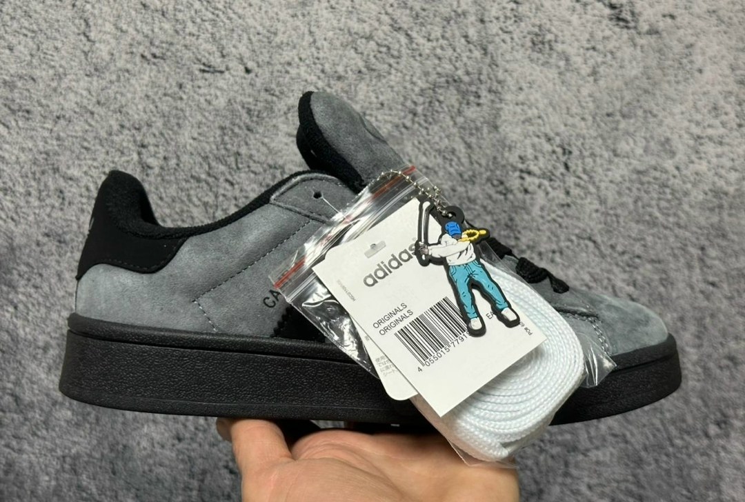 серо-черные кроссовки campus 00-х adidas originals,низкие замшевые кроссовки campus 00s с фирменными полосками adidas, черный,кроссовки adidas,кроссовки adidas campus,кроссовки adidas originals campus