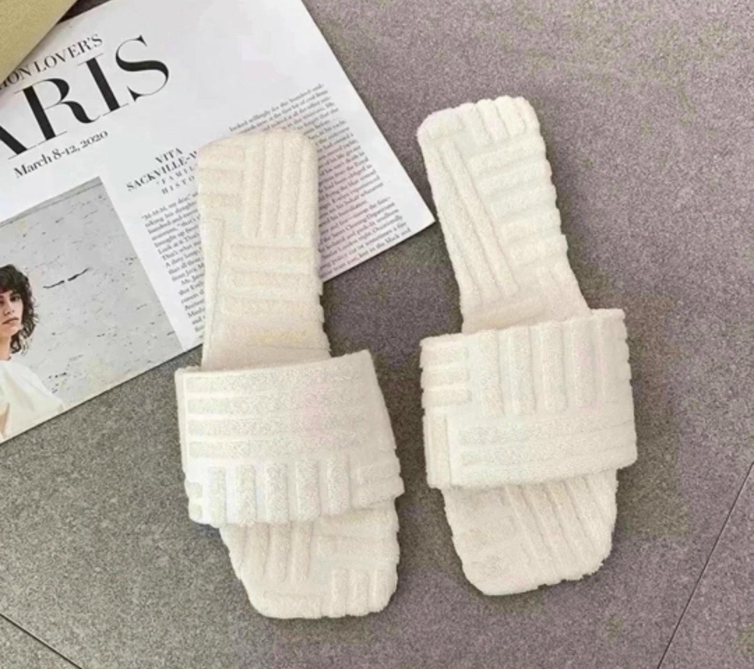 женские шлепанцы,тапочки на плоской подошве,женские тапочки,тапочки модные,летние тапочки