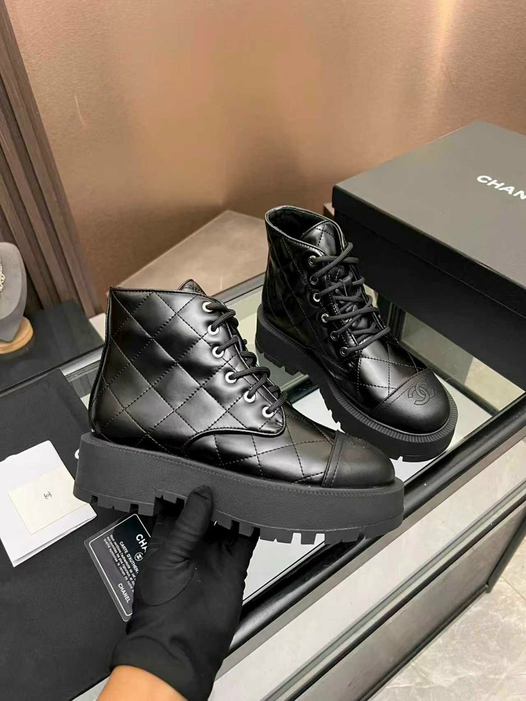 ботинки chanel,ботинки chanel женские,,ботинки женские шанель,женские чёрные кожаные ботинки chanel