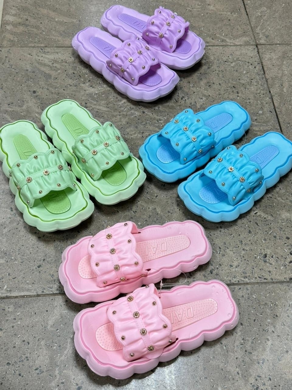 дутые шлепки,,женские шлепанцы,мягкие сланцы,модные тапочки