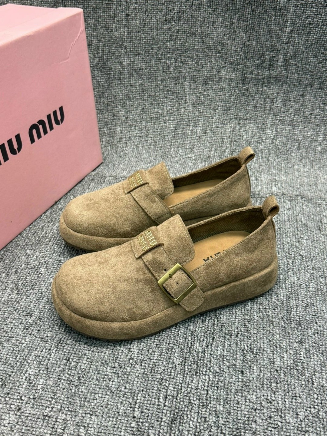 ,лоферы замш,ботинки замш,женская ,замшевые лоферы miu miu на высокий подошве и фирменной фурнитурой