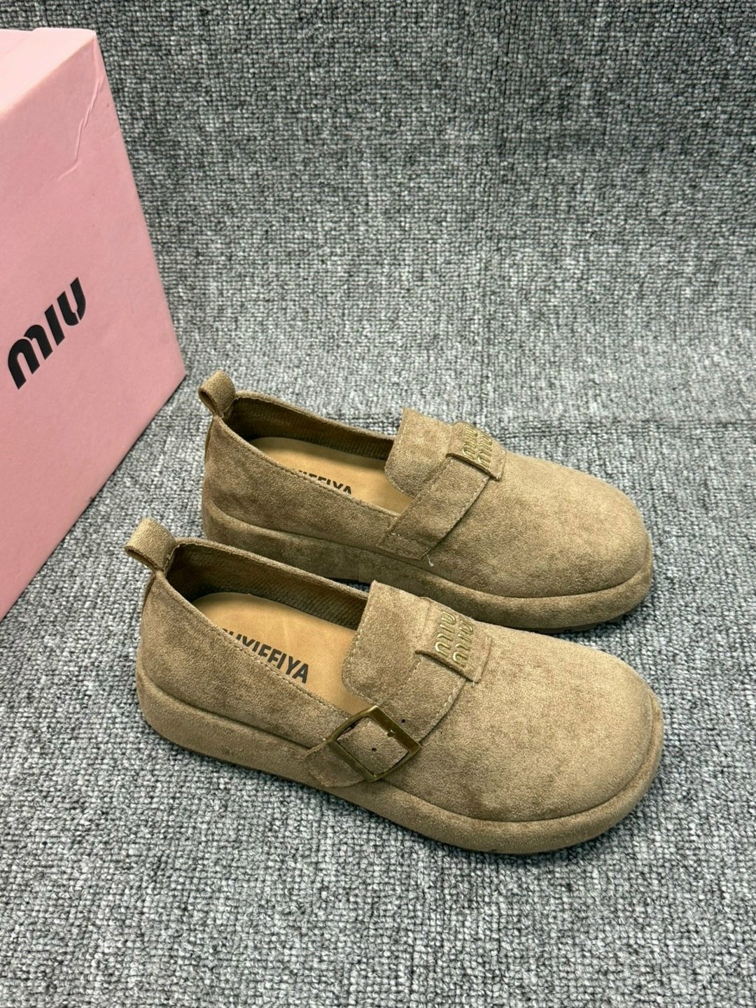 ,лоферы замш,ботинки замш,женская ,замшевые лоферы miu miu на высокий подошве и фирменной фурнитурой