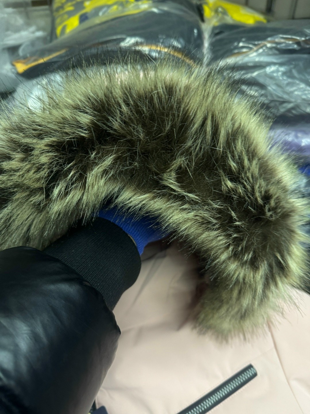 куртка borelli,зимняя куртка,куртка,меховая опушка xxl на капюшон из енота,парка с меховым