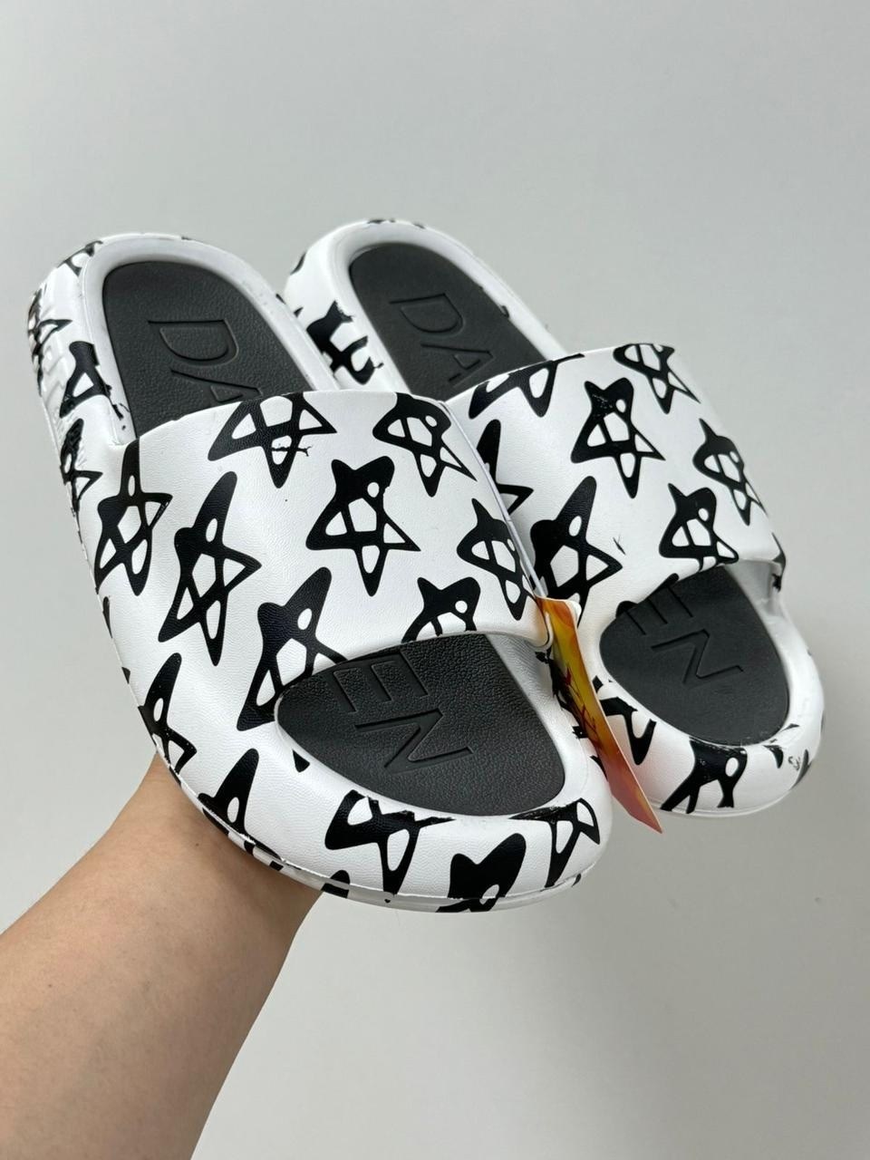 ,модные тапочки,шлепанцы,летние тапочки,женские шлепанцы