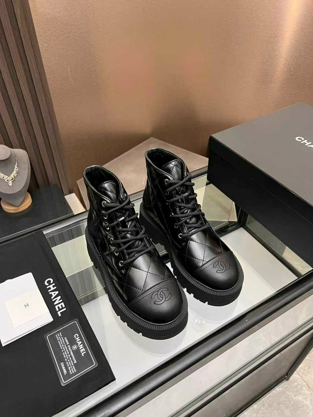 ботинки chanel,ботинки chanel женские,,ботинки женские шанель,женские чёрные кожаные ботинки chanel