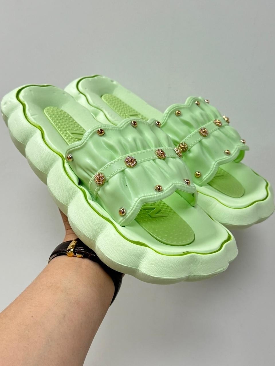 дутые шлепки,,женские шлепанцы,мягкие сланцы,модные тапочки