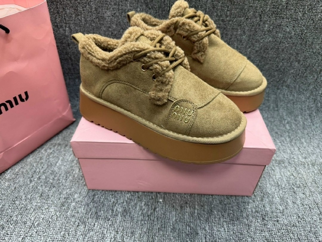 женские зимние замшевые ботинки miu miu с мехом бежевые,зимние замшевые ботинки miu miu,женские зимние замшевые ботинки miu miu с мехом коричневые,женские ботинки miu miu delave на меху,