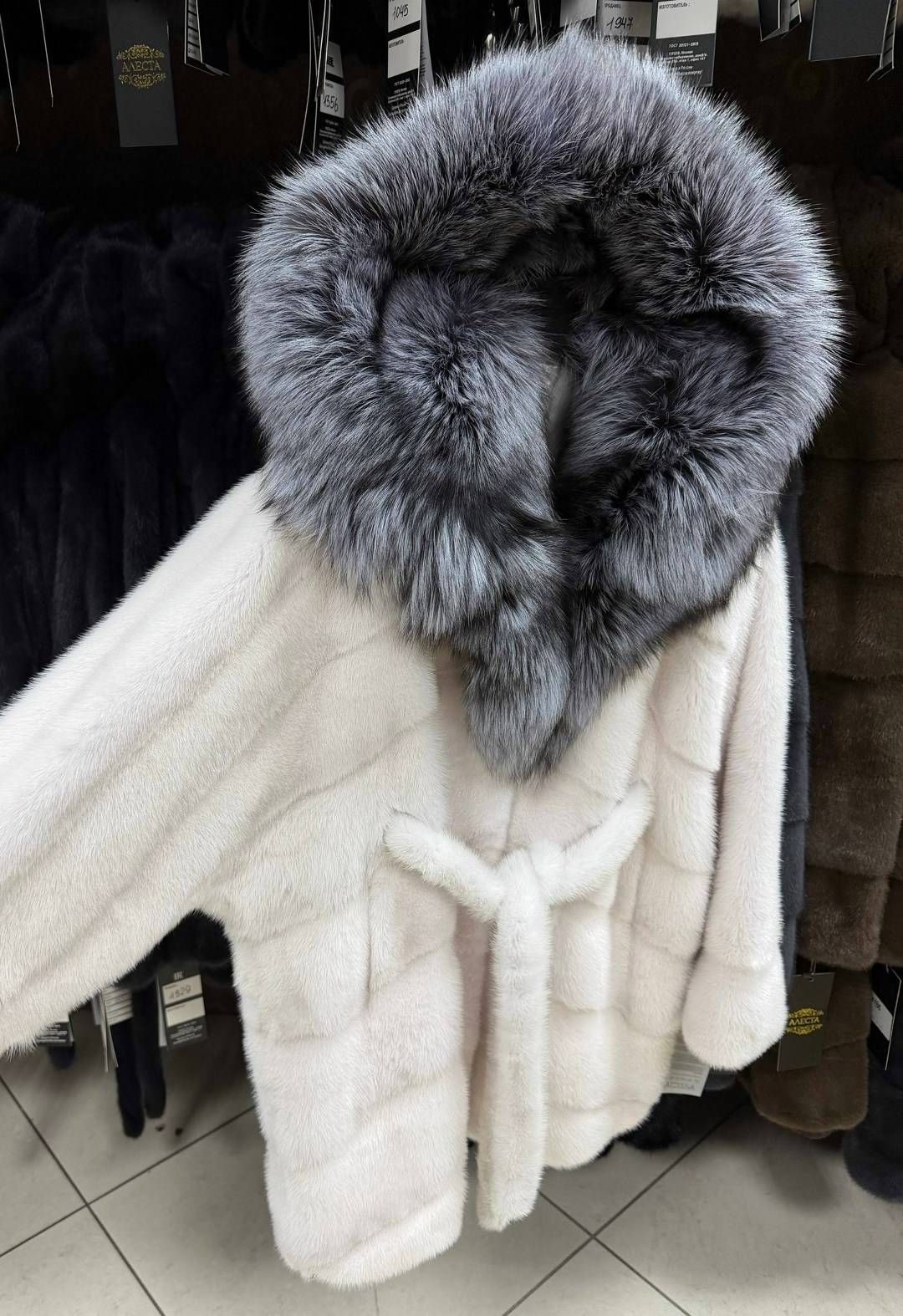 шубка из меха европейской норки с капюшоном из меха песца,шубка из меха европейской норки с капюшоном из меха чернобурки,шуба из меха европейской норки с капюшоном из меха песца под куницу,шубка из ме