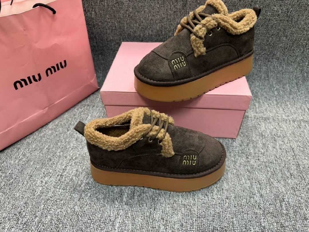 женские зимние замшевые ботинки miu miu с мехом бежевые,зимние замшевые ботинки miu miu,женские зимние замшевые ботинки miu miu с мехом коричневые,женские ботинки miu miu delave на меху,