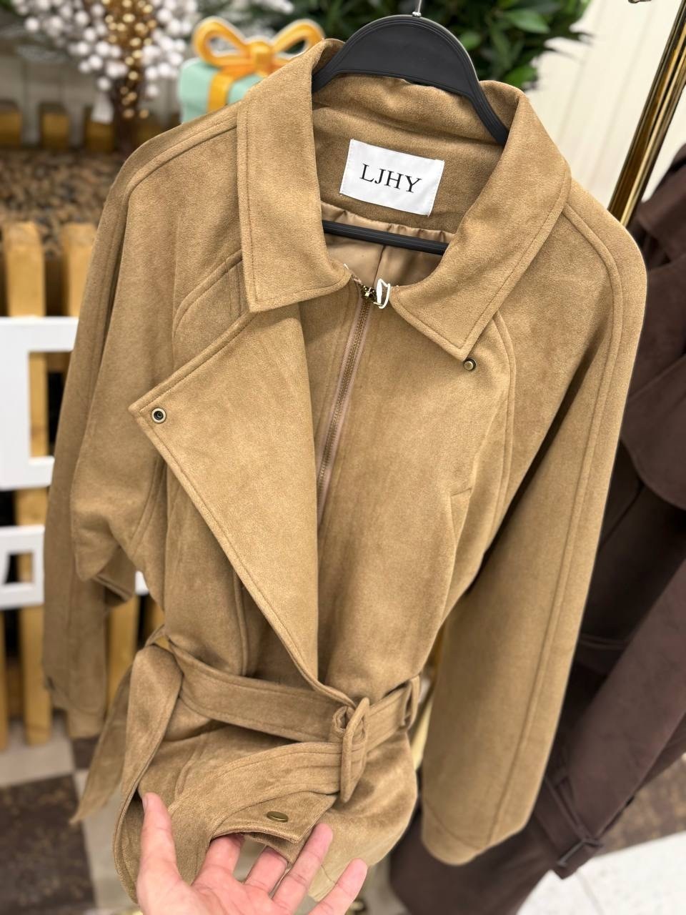 замшевый тренч,замшевая куртка,женский замшевый тренч the row коричневый,izeta коричневое пальто из замши,куртка косуха замшевая коричневая с поясом tadari