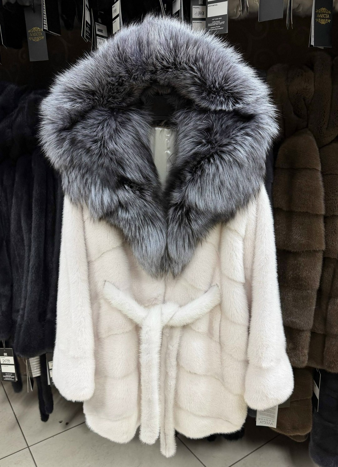 шубка из меха европейской норки с капюшоном из меха песца,шубка из меха европейской норки с капюшоном из меха чернобурки,шуба из меха европейской норки с капюшоном из меха песца под куницу,шубка из ме