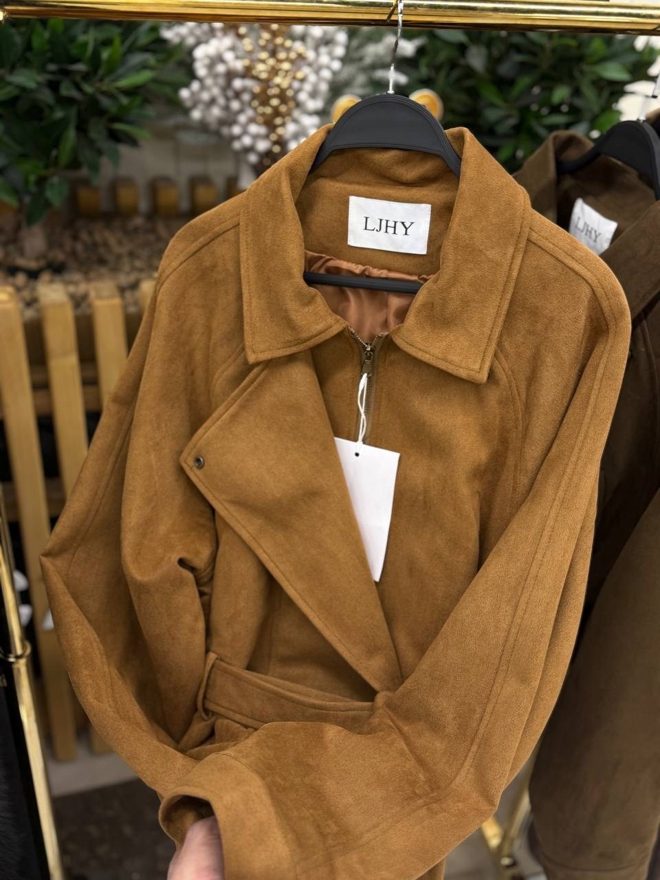 замшевый тренч,замшевая куртка,женский замшевый тренч the row коричневый,izeta коричневое пальто из замши,куртка косуха замшевая коричневая с поясом tadari