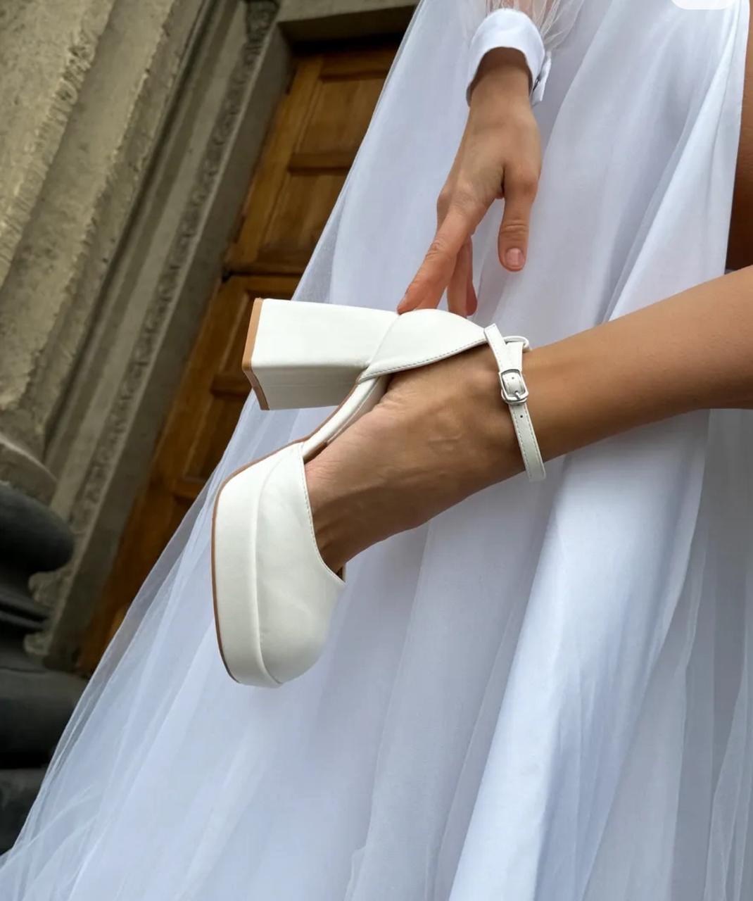 белые туфли на платформе с высоким каблуком,белые каблуки,туфли на каблуке и платформе,туфлі на каблуку,туфли белые на платформе