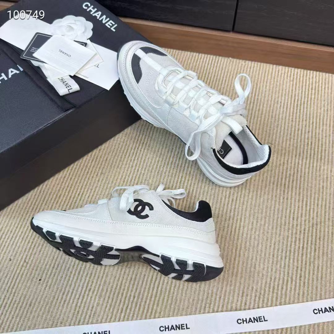 кроссовки женские chanel,кроссовки chanel,chanel кроссовки белые с черным,кроссовки шанель chanel цвет серебристый,женские комбинированные кроссовки chanel 2026-2026 белые с черным логотипом