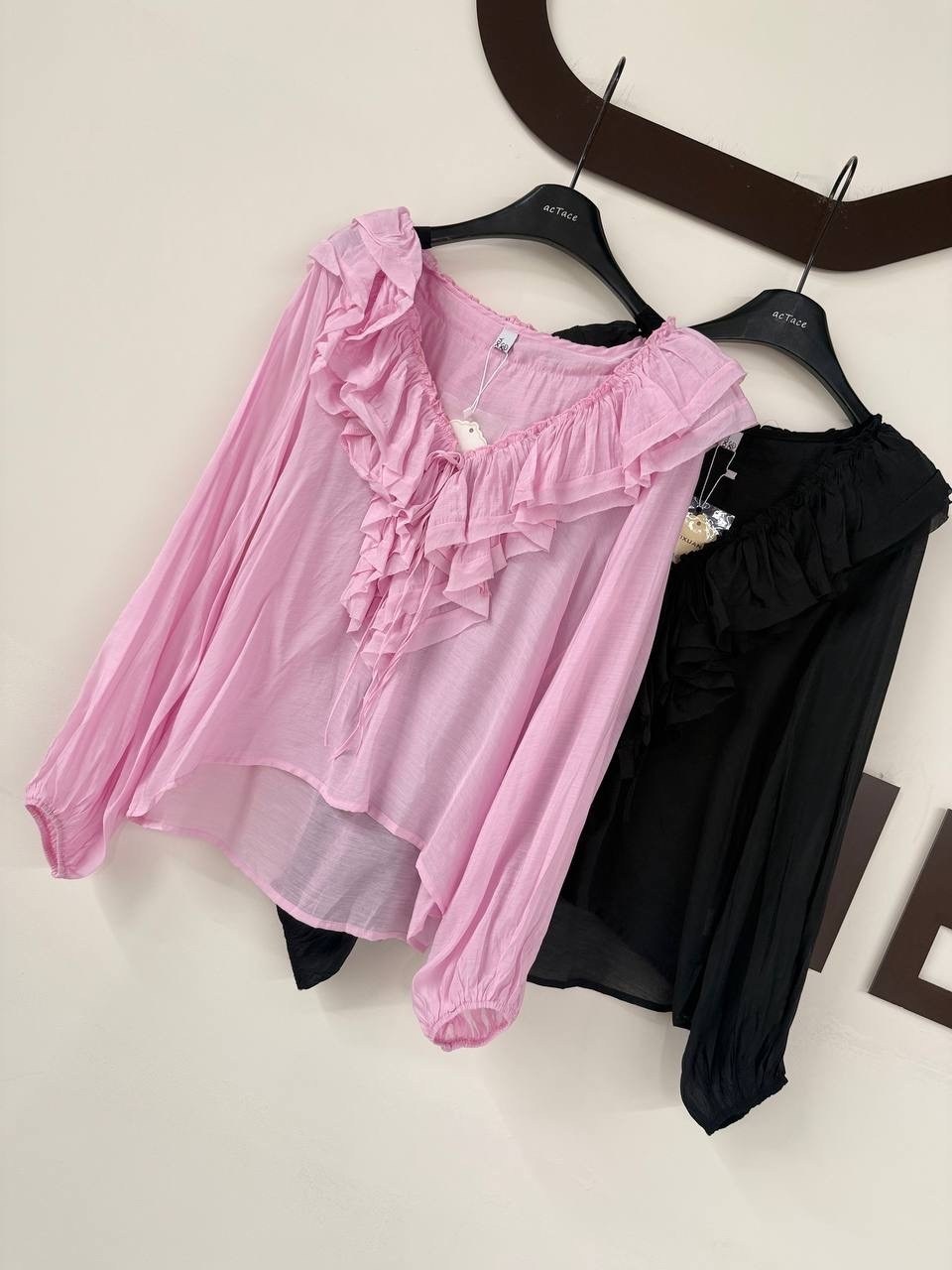 женская прозрачная блузка с v-образным вырезом, длинным рукавом и оборками,блузка с оборками,блузка с воланом,блузка с рюшами,шифоновая блузка с оборками