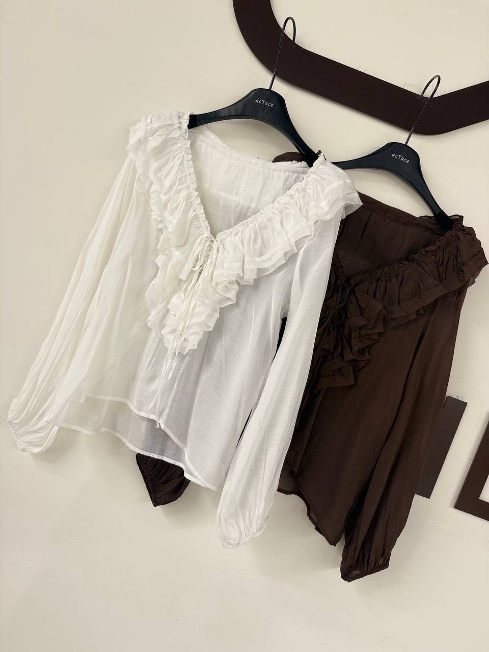 женская прозрачная блузка с v-образным вырезом, длинным рукавом и оборками,блузка с оборками,блузка с воланом,блузка с рюшами,шифоновая блузка с оборками