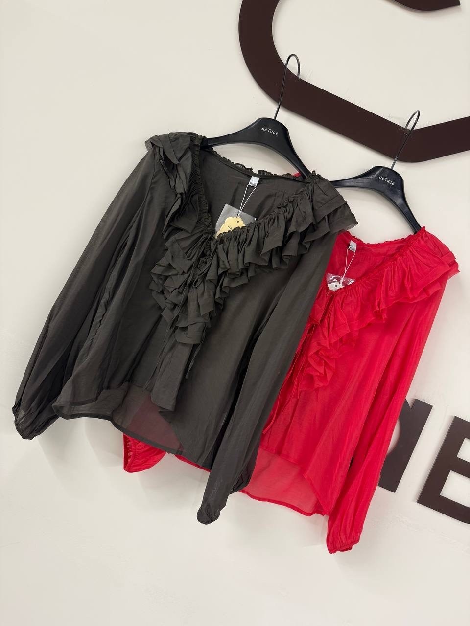 женская прозрачная блузка с v-образным вырезом, длинным рукавом и оборками,блузка с оборками,блузка с воланом,блузка с рюшами,шифоновая блузка с оборками