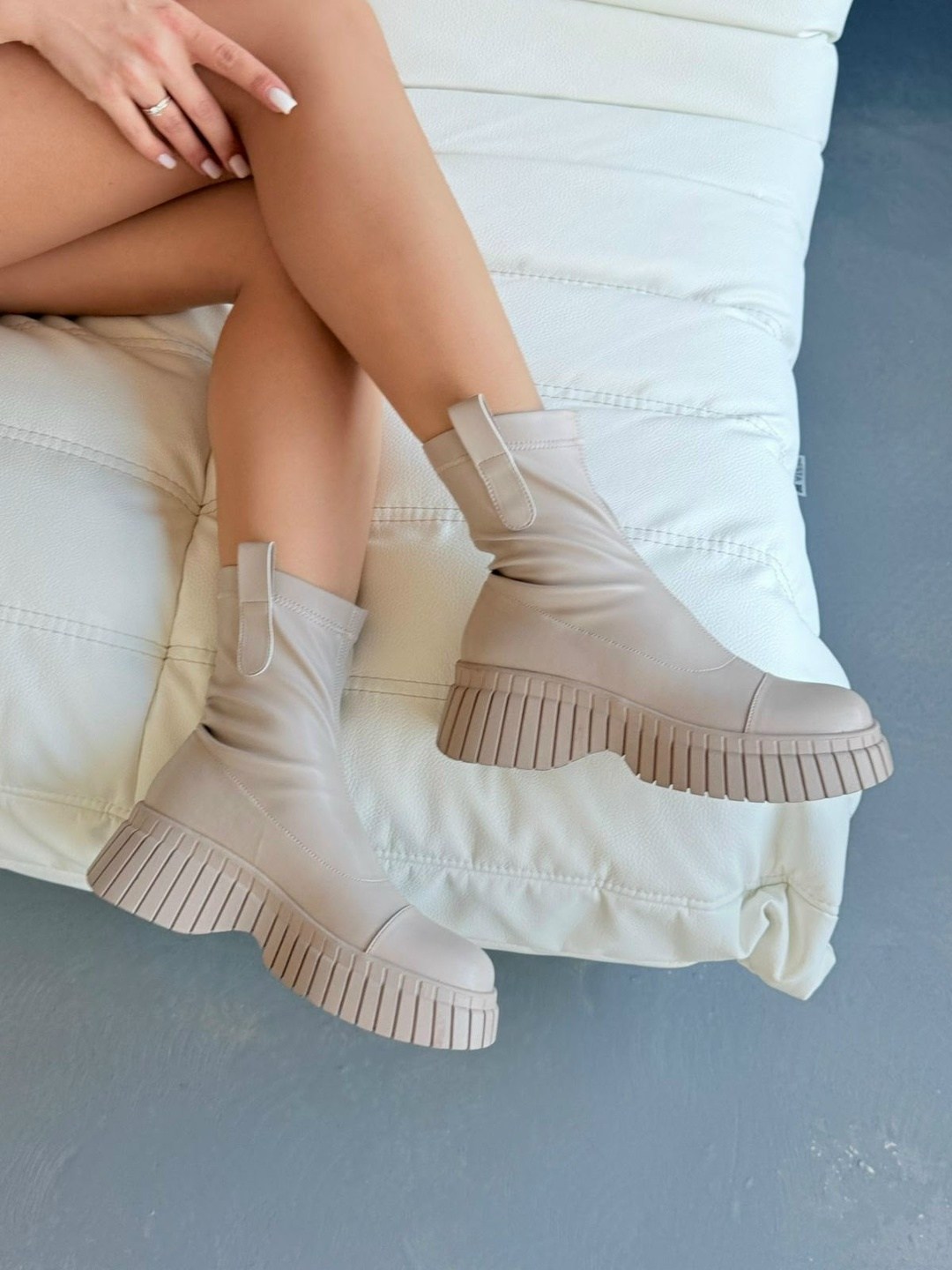 ,женские ботинки,ботинки демисезонные на высокой платформе и каблуке бежевые bella strada,модные сапоги,женская