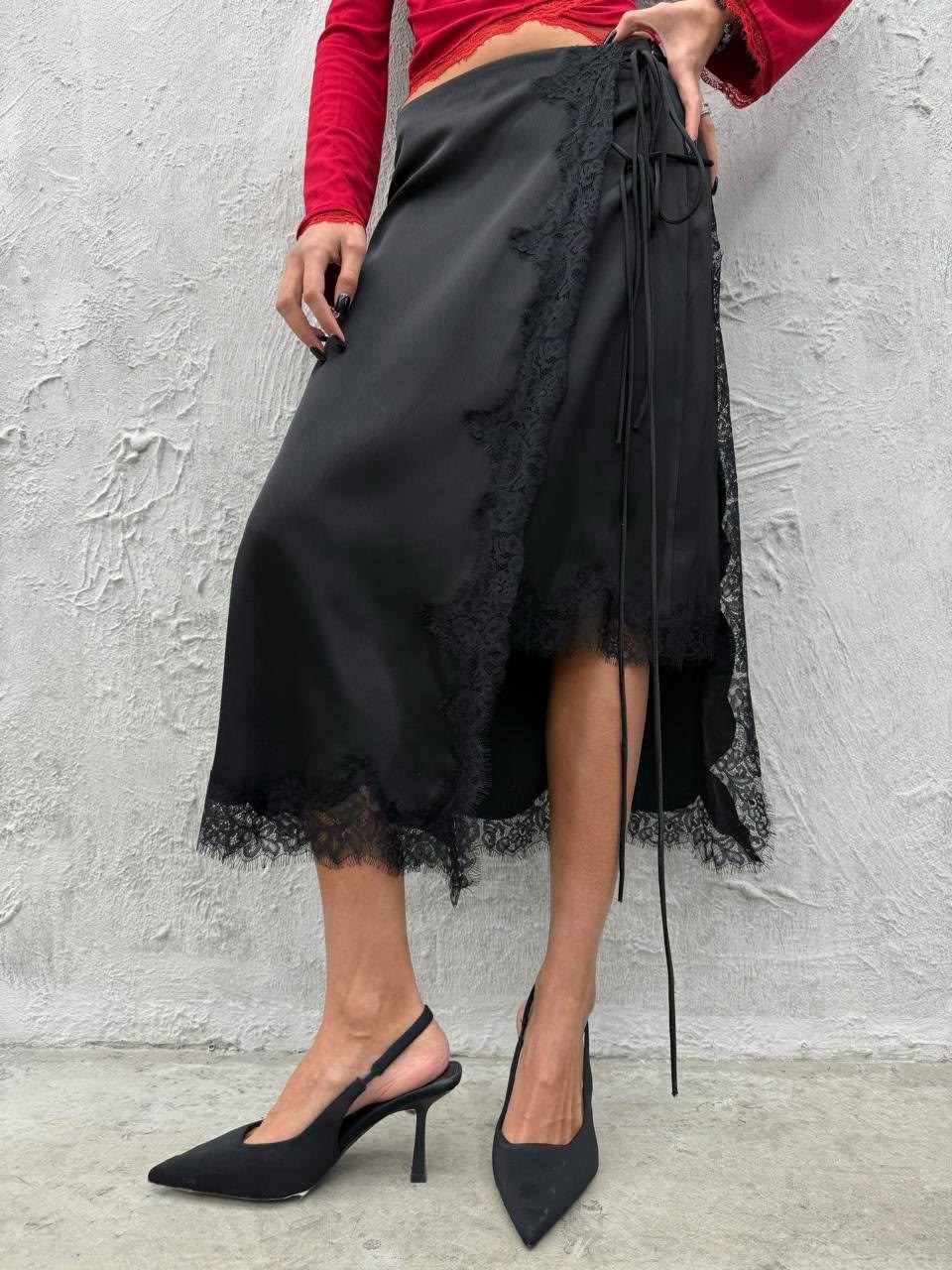 асимметричная атласная юбка миди topshop синего цвета с черной кружевной отделкой,атласная юбка миди по диагонали с кружевной отделкой topshop,юбка,атласная юбка,атласная юбка миди