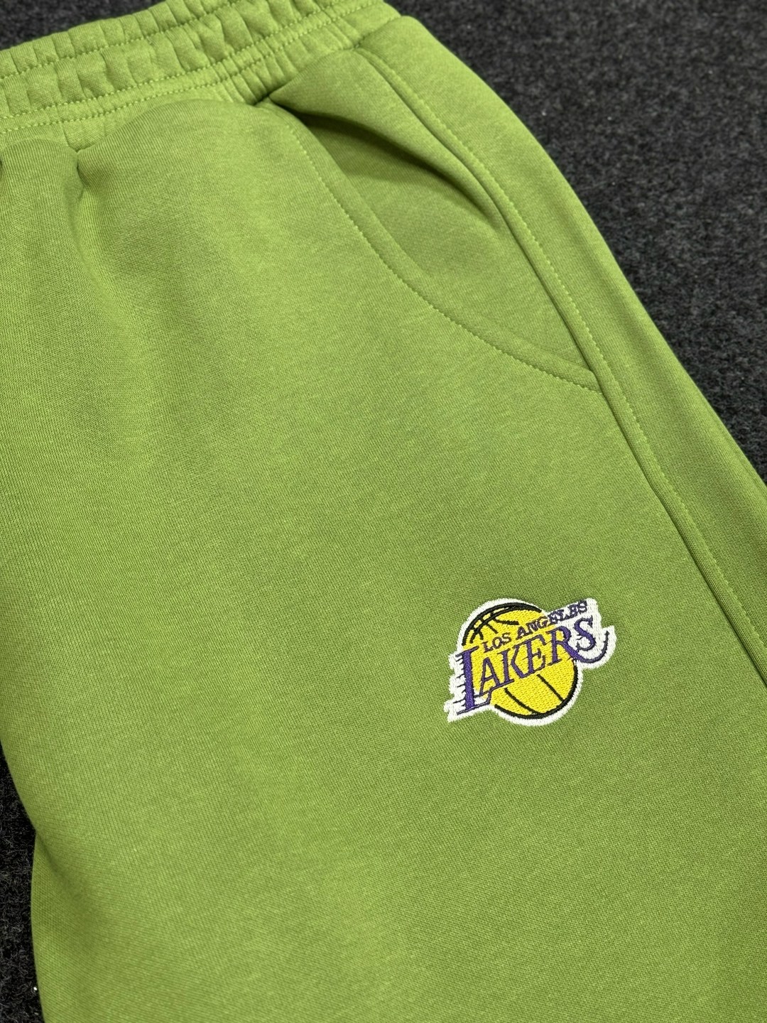 спортивные штаны адидас серые мужские,мужские спортивные брюки adidas,брюки спортивные adidas,мужские брюки adidas,брюки спортивные logo pant adidas