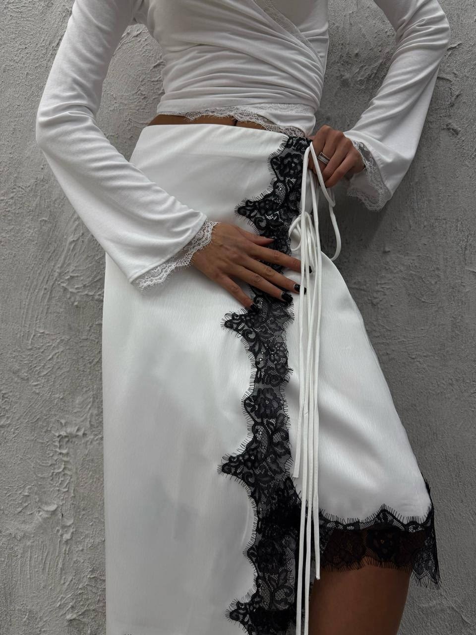 асимметричная атласная юбка миди topshop синего цвета с черной кружевной отделкой,атласная юбка миди по диагонали с кружевной отделкой topshop,юбка,атласная юбка,атласная юбка миди