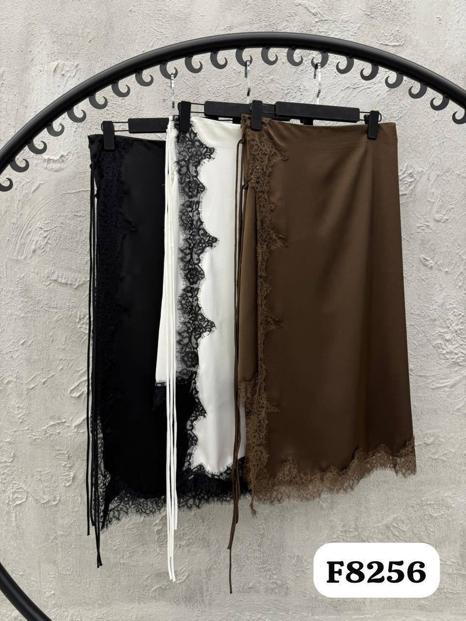 асимметричная атласная юбка миди topshop синего цвета с черной кружевной отделкой,атласная юбка миди по диагонали с кружевной отделкой topshop,юбка,атласная юбка,атласная юбка миди