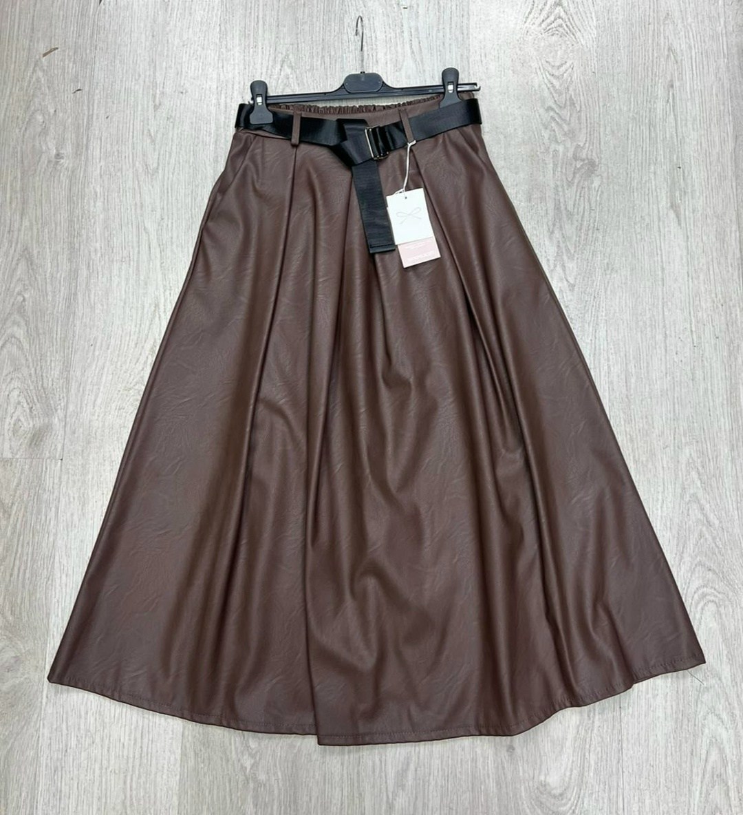 женская плиссированная трапециевидная юбка из экокожи с высокой талией,юбка-миди женская плиссированная трапециевидная из экокожи с высокой талией,юбка трапеция миди кожаная офисная lina grazki,юбка к