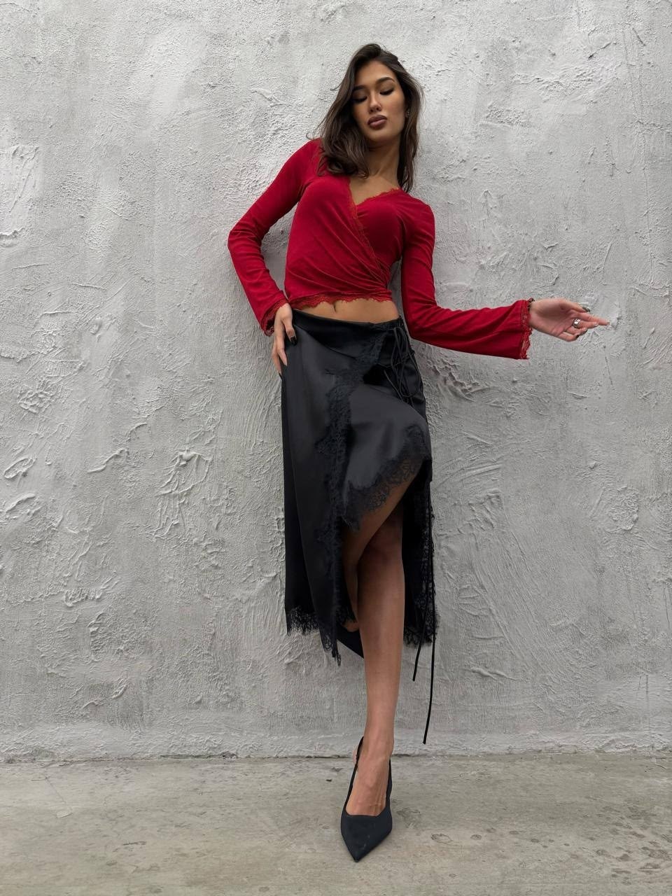 асимметричная атласная юбка миди topshop синего цвета с черной кружевной отделкой,атласная юбка миди по диагонали с кружевной отделкой topshop,юбка,атласная юбка,атласная юбка миди