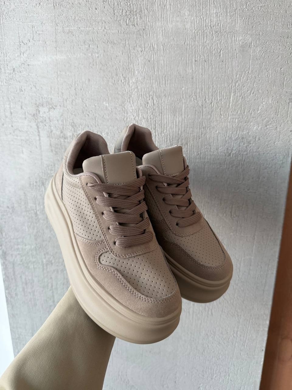 бежевые кроссовки,кроссовки женскиe,женская бежевая спортивная  sneaky tonny black,кроссовки замш,замшевые кроссовки