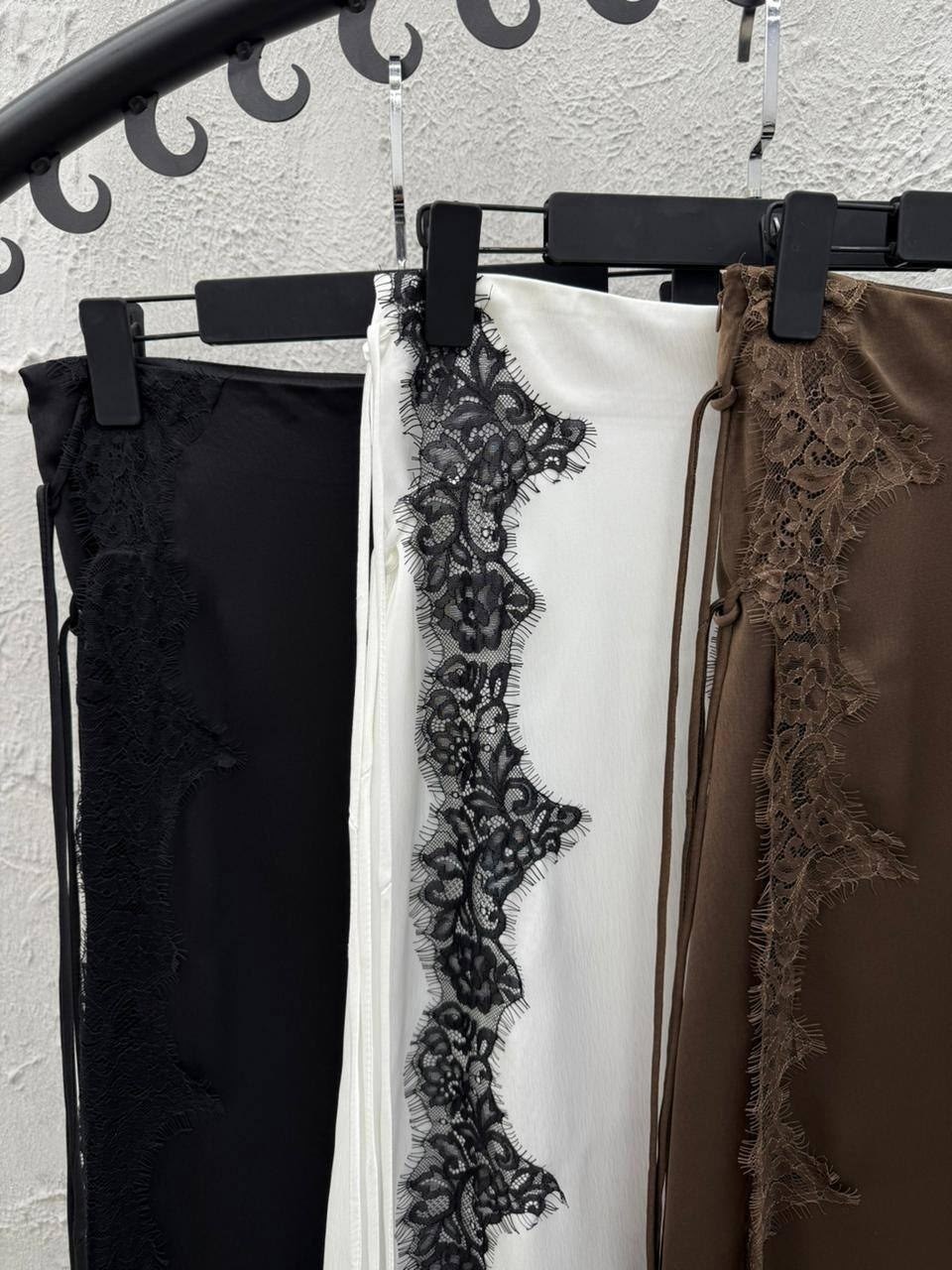 асимметричная атласная юбка миди topshop синего цвета с черной кружевной отделкой,атласная юбка миди по диагонали с кружевной отделкой topshop,юбка,атласная юбка,атласная юбка миди