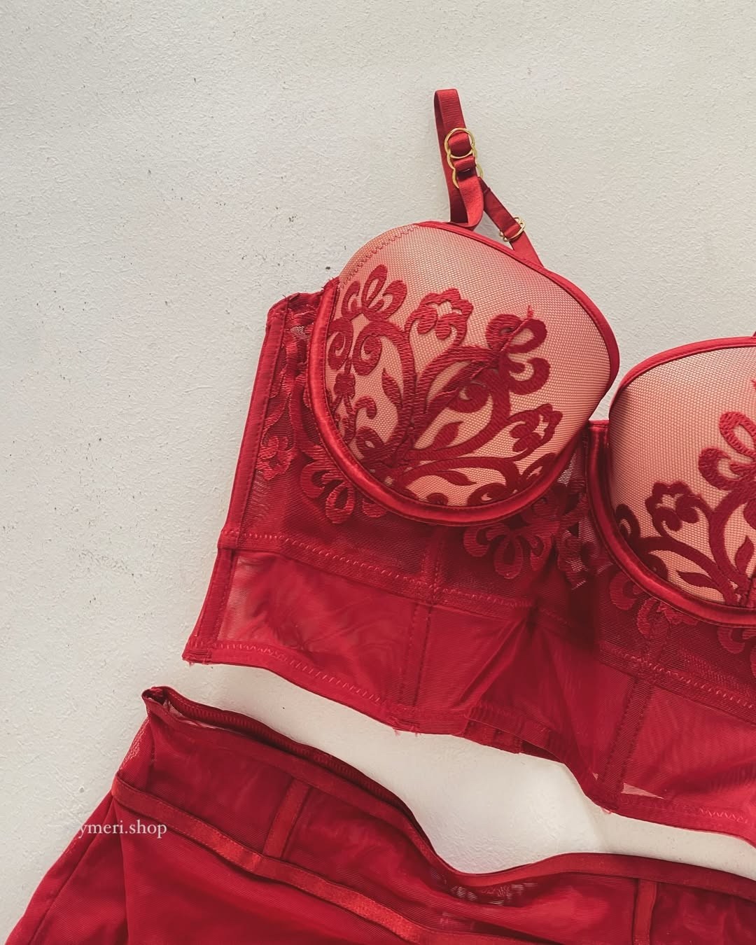 женское нижнее белье комплект,комплект нижнего белья,комплект нижнего белья сексуальное кружевное,нижнее белье красное,комплект сексуального нижнего белья