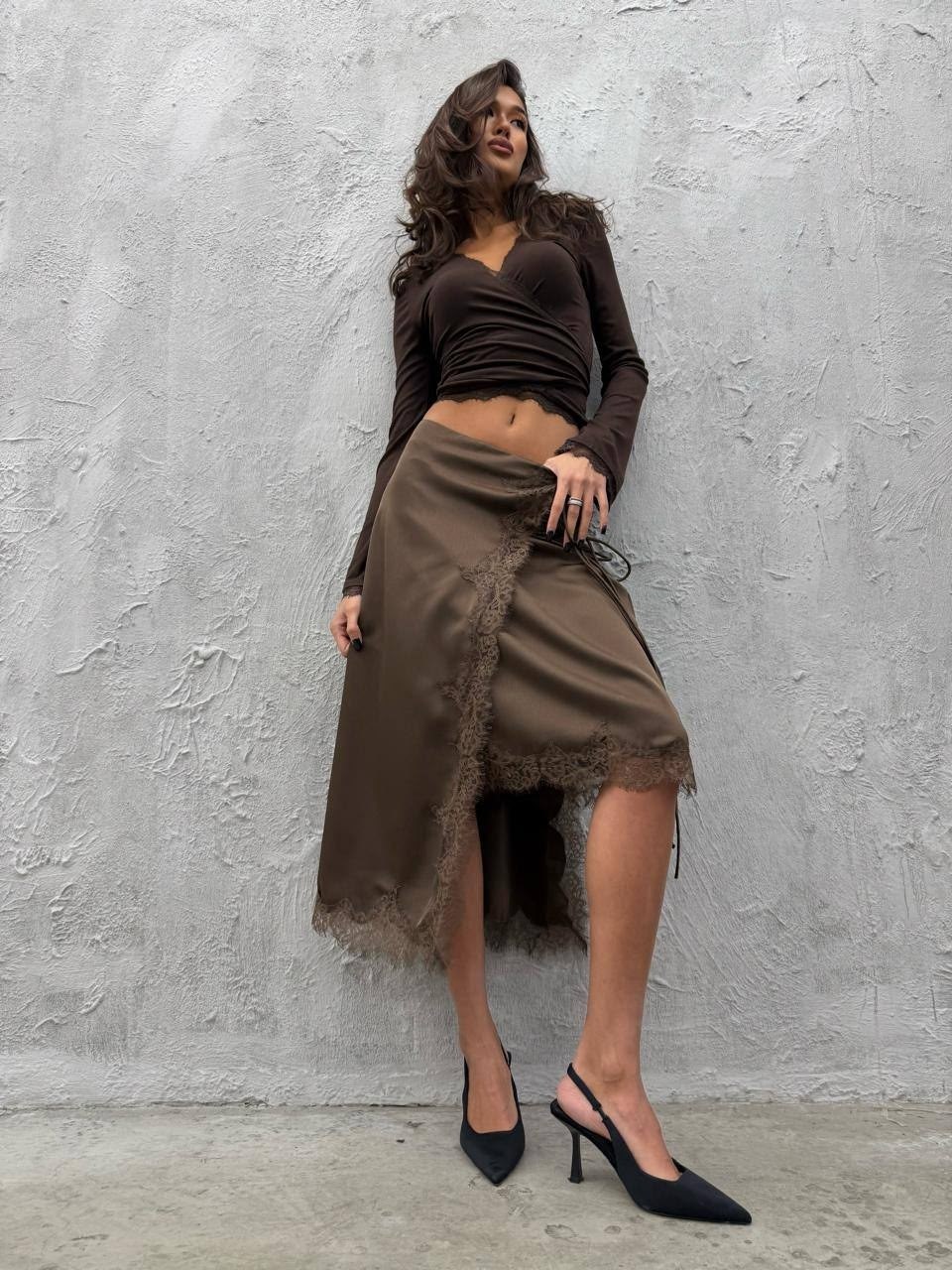 асимметричная атласная юбка миди topshop синего цвета с черной кружевной отделкой,атласная юбка миди по диагонали с кружевной отделкой topshop,юбка,атласная юбка,атласная юбка миди