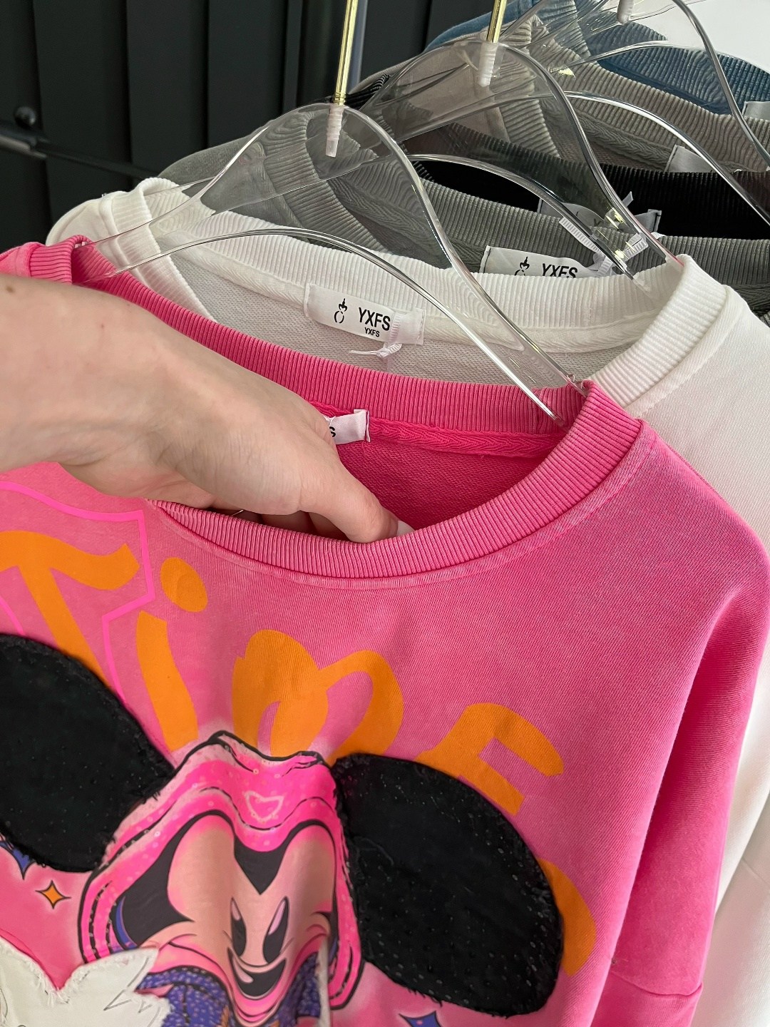 кофта с микки маусом женская,свитшот варенка миккимаус amour closet,кофта варенка оверсайз с принтом микки маусом,свитшот женский,розовый свитшот