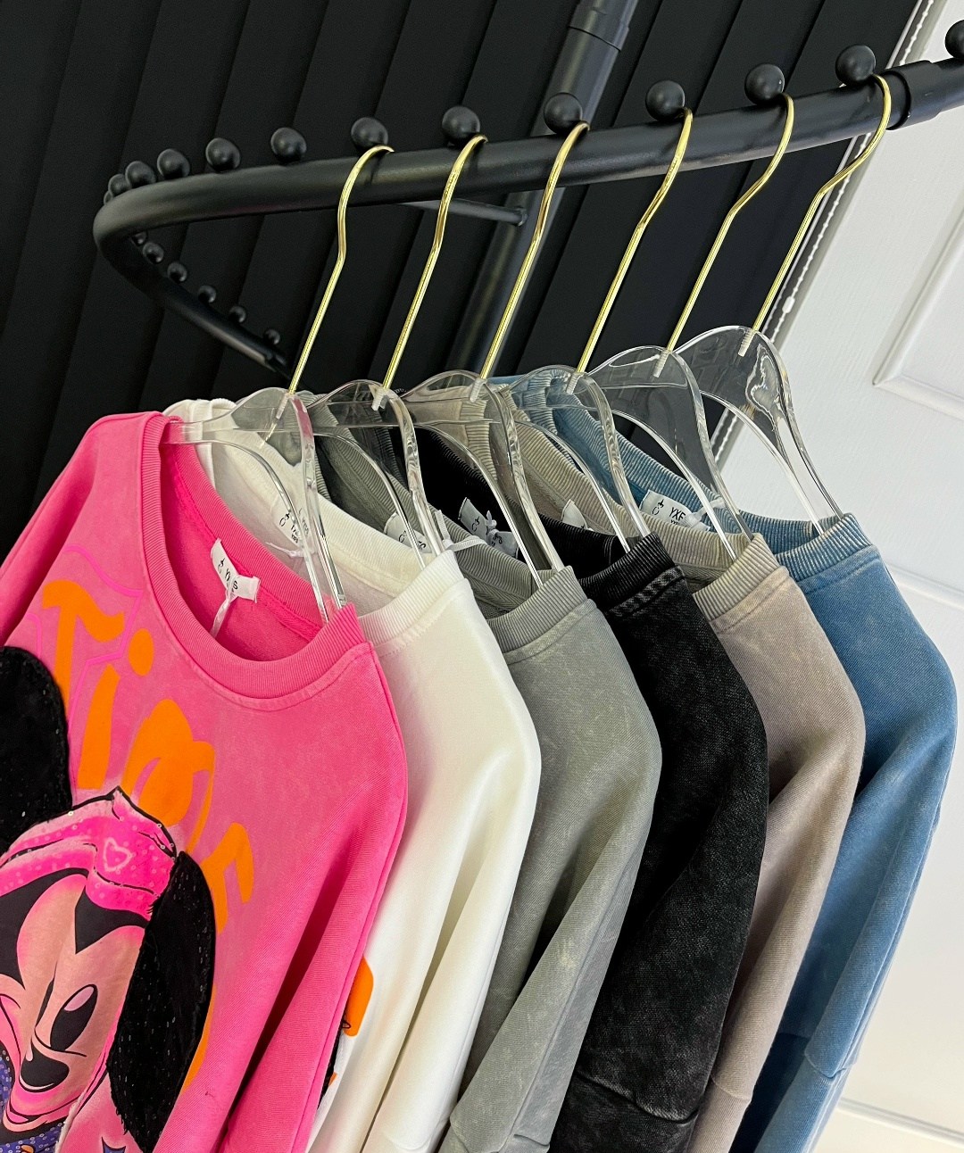 кофта с микки маусом женская,свитшот варенка миккимаус amour closet,кофта варенка оверсайз с принтом микки маусом,свитшот женский,розовый свитшот