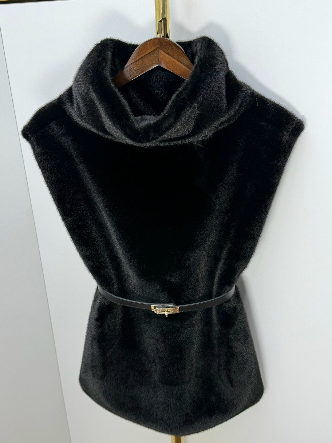 манишка меховая из эко меха maree,меховая манишка,манишка из искусственной норки,белая меховая жилетка,манишка из эко меха норка