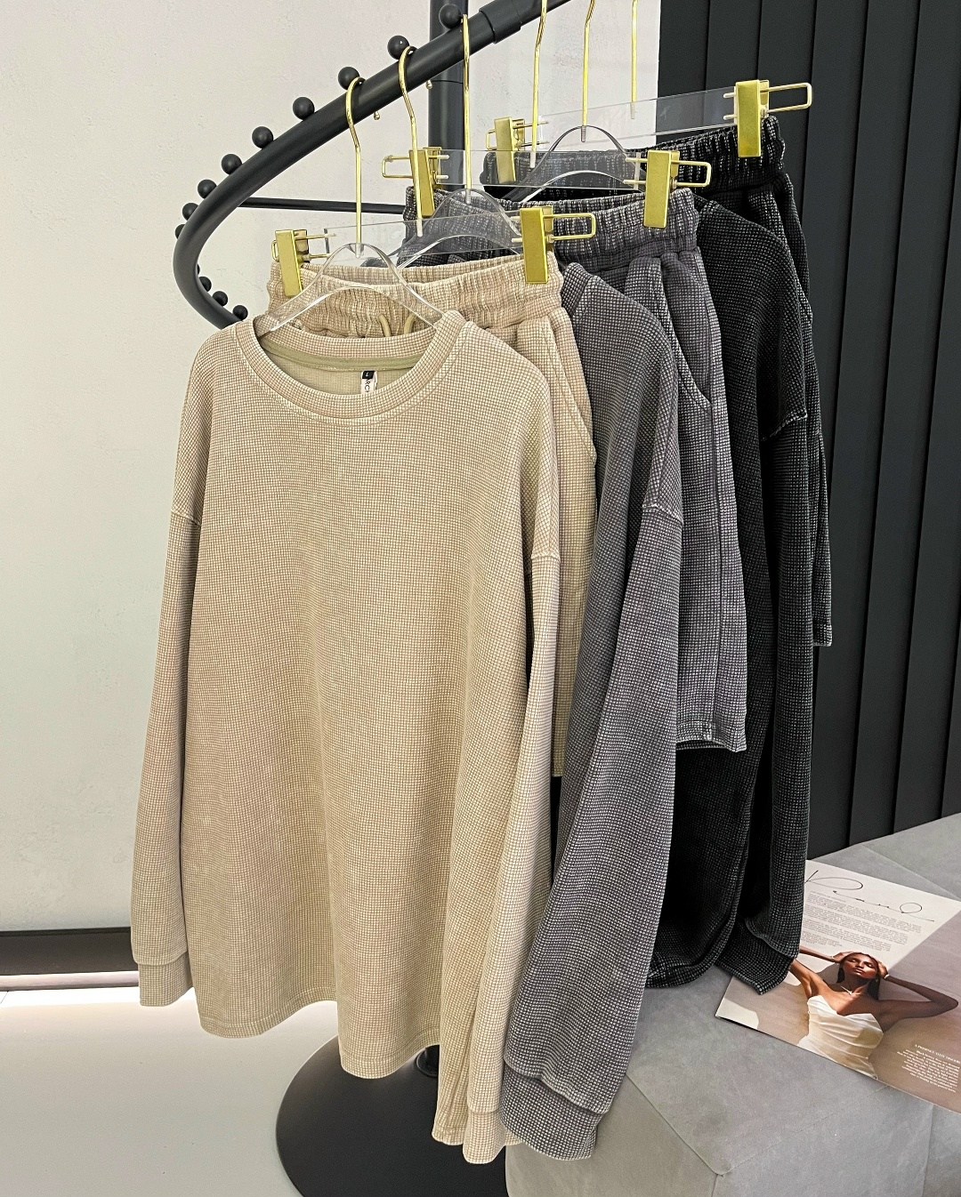 трикотажные костюмы,свитер бежевый,свитер с круглым вырезом,трикотажный