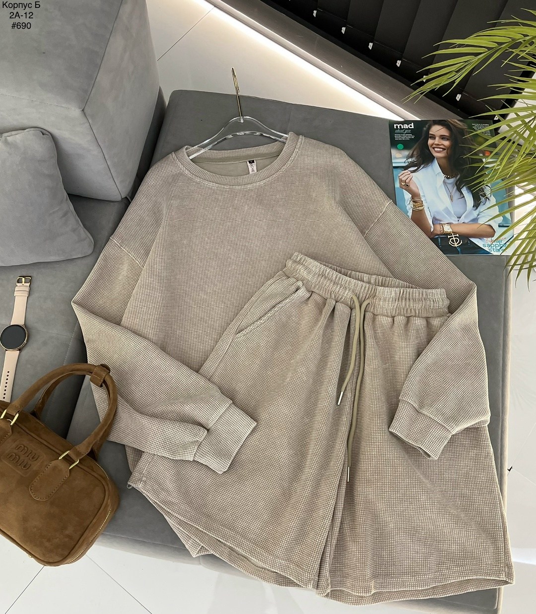 трикотажные костюмы,свитер бежевый,свитер с круглым вырезом,трикотажный