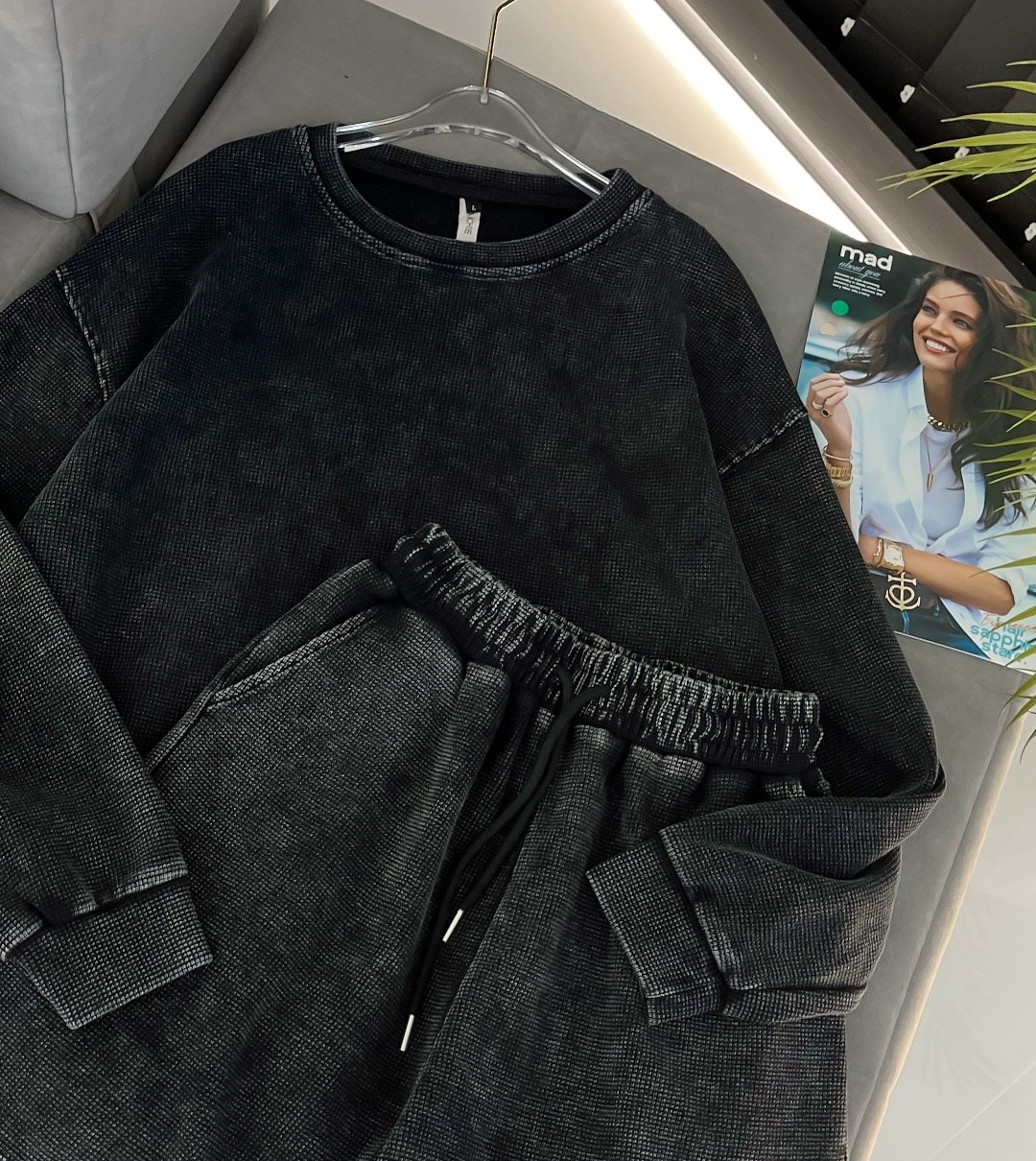 трикотажные костюмы,свитер бежевый,свитер с круглым вырезом,трикотажный