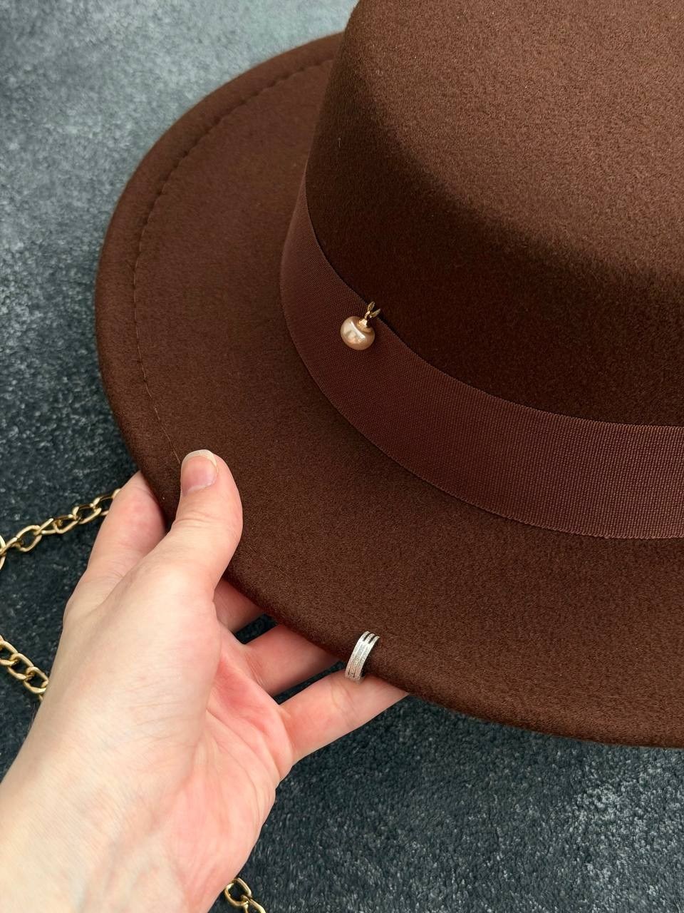 шляпа с цепочкой,шляпа фетровая с цепочкой,шляпа с цепочкой черная женская,шляпа женская фетровая канотье с декором и цепочкой черная,женская фетровая шляпа