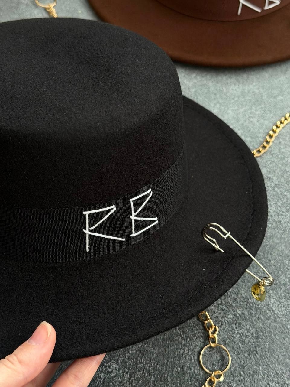 шляпа с цепочкой,шляпа фетровая с цепочкой,шляпа с цепочкой черная женская,шляпа женская фетровая канотье с декором и цепочкой черная,женская фетровая шляпа